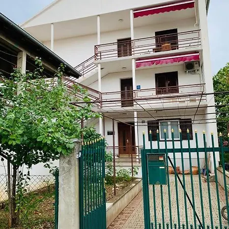 Spacious Retro 3-bedroom 130m2 In Zadar, Puntamika Borik Area Zára