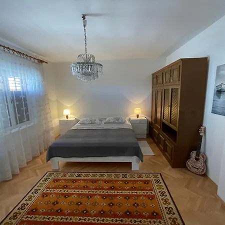 Spacious Retro 3-bedroom 130m2 In Zadar, Puntamika Borik Area 자다르