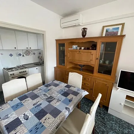 Spacious Retro 3-bedroom 130m2 In Zadar, Puntamika Borik Area Apartmán *