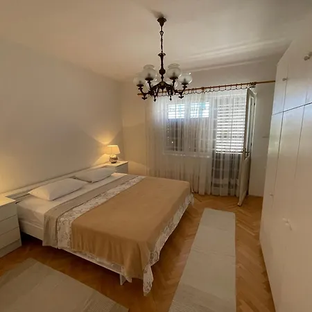 Spacious Retro 3-bedroom 130m2 In Zadar, Puntamika Borik Area Apartmán *